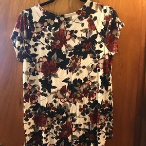 Maurice’s SMALL 24/7 floral tee.